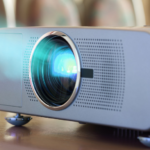 Co byste měli vědět, než nahradíte televizi projektorem