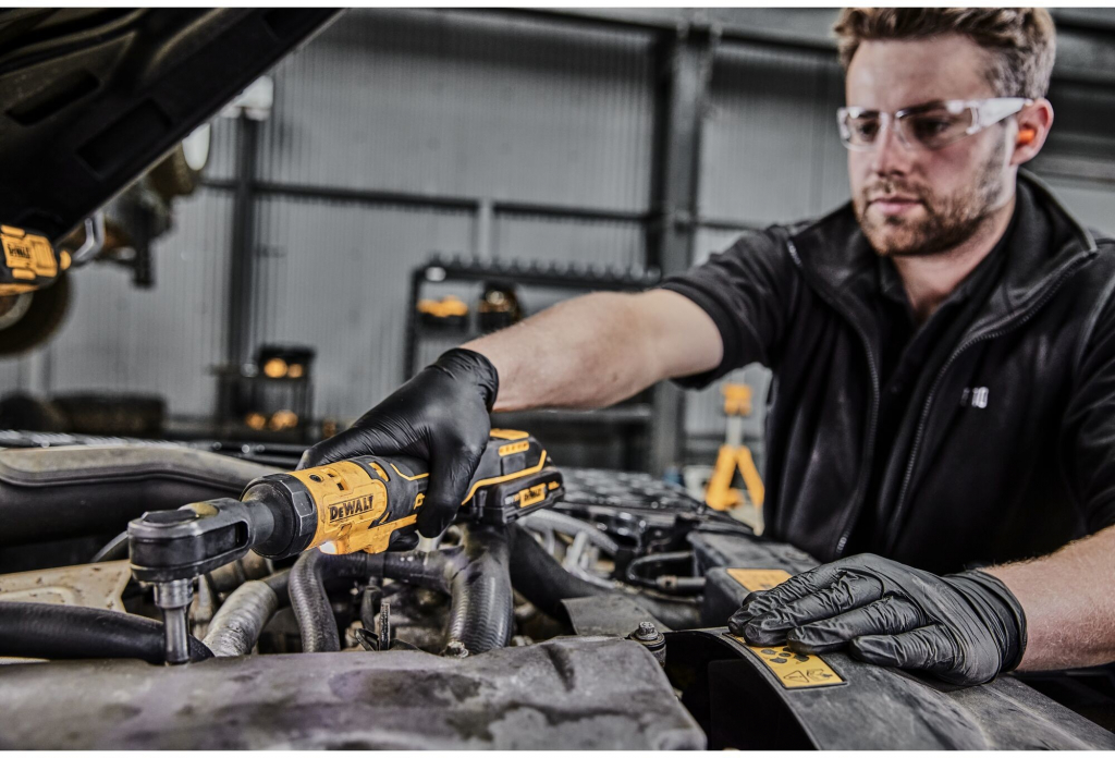 DeWalt DCF513N-XJ recenze